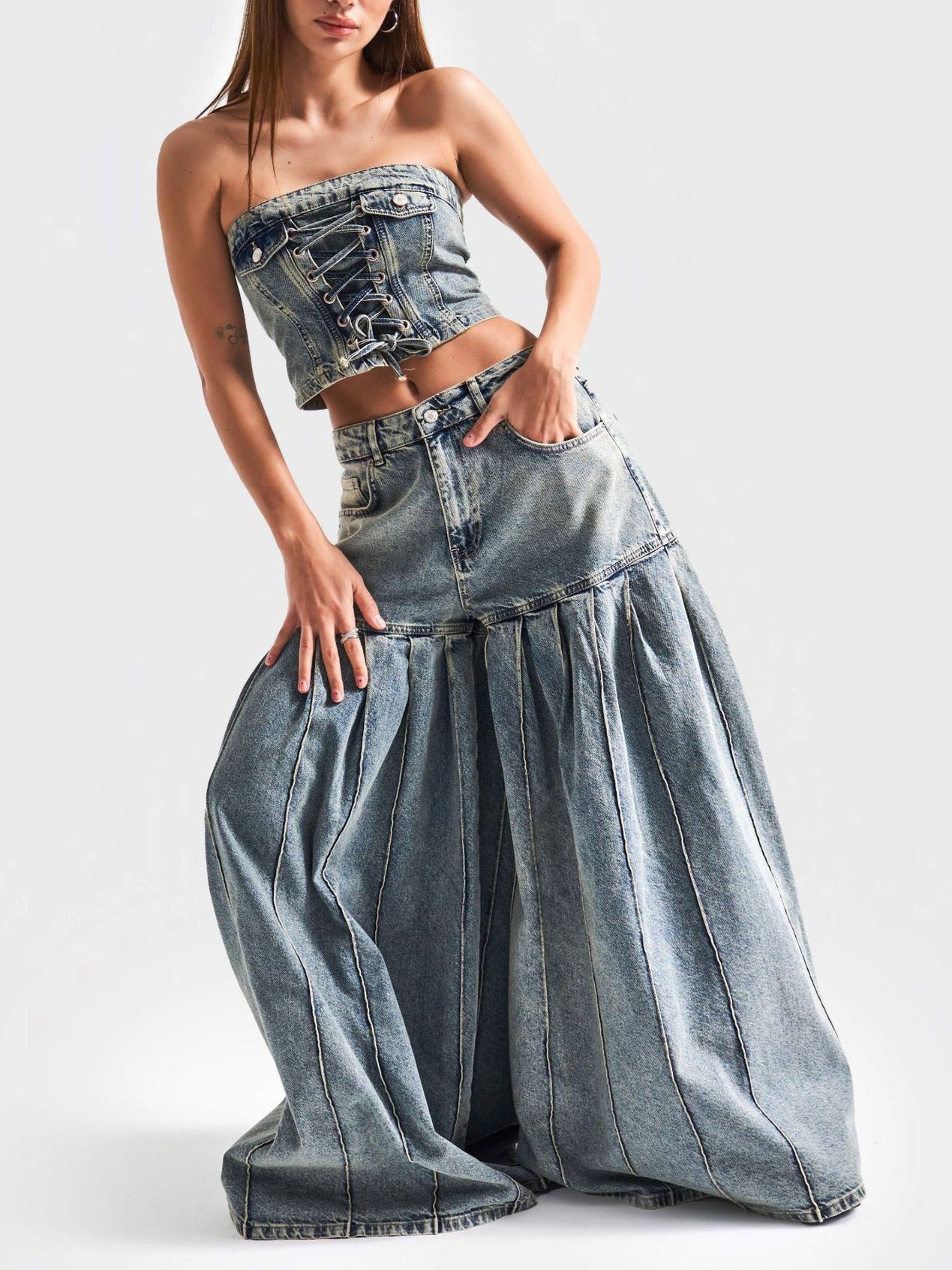 Conjunto de corsé crop top vaquero sin tirantes y pantalón de pliegues de tiro alto y pernera ancha
