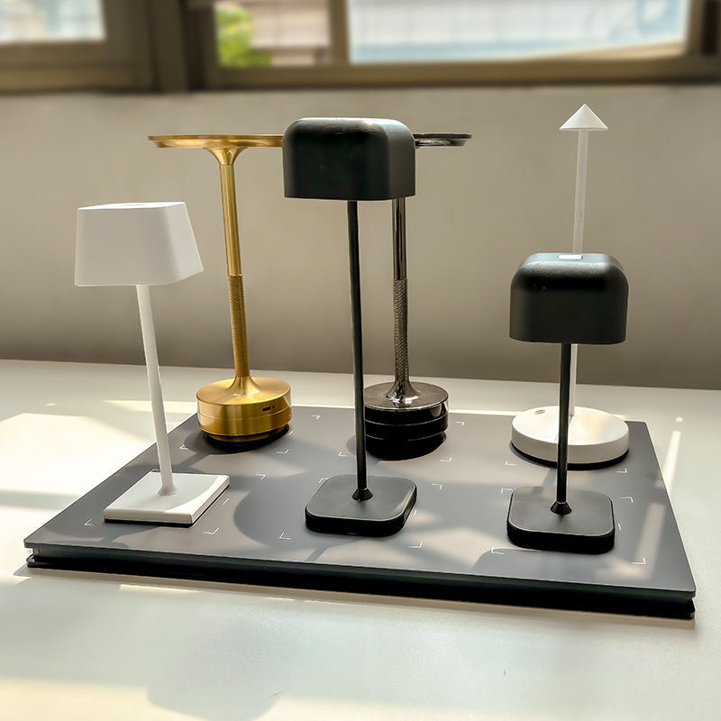 Lámpara de Escritorio Portátil con Cargador Inalámbrico Creativo