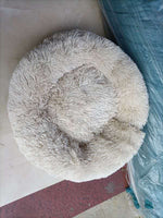 Round shaggy pet sleep bed in off-white, with plush rim and inner nest hollow