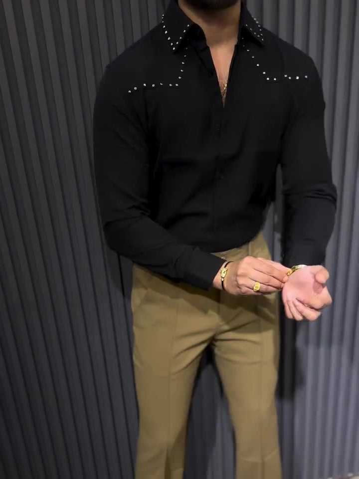 Camisa elegante negra con cuello abotonado