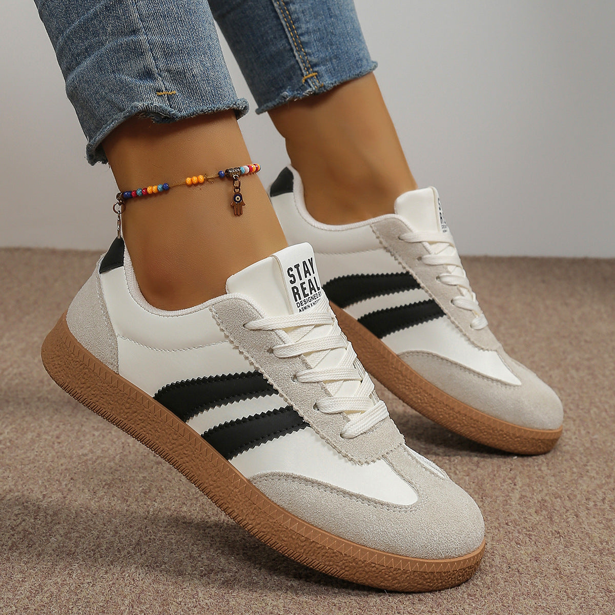 Casual sneakers in cream with black side stripes, lace-up, tan rubber sole